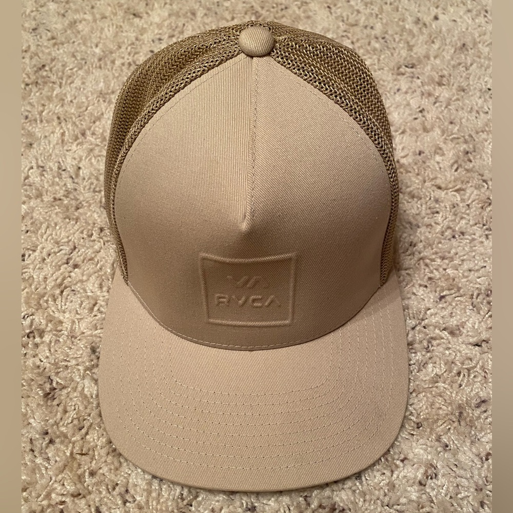 NWOT Buckle RVCA Beige/Tan Embossed Logo Mesh Trucker Hat